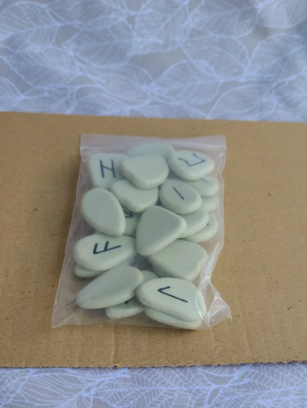 Rune Divination Set Interpretación de las Runas Stones & Book (Spanish Book)